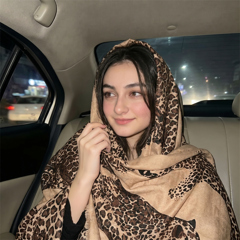Women Fashion Wear - Vintage Leopar Desenli Tesettür Başörtüsü ve